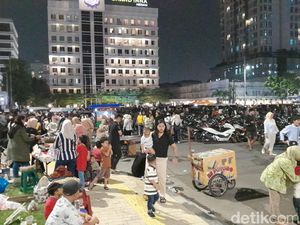 Tak Ada Pesta Kembang Api, Warga Medan Tetap Padati Lapangan Merdeka