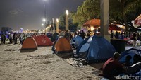 Malam Tahun Baru, Warga Ramai-ramai 'Camping' di Pantai Ancol