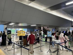 Senangnya Warga Jalan-jalan Naik MRT Cuma Bayar Rp 1 Jelang Tahun Baru