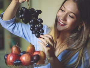 Dari Makan Anggur hingga Lari Bawa Koper, Ini 10 Tradisi Tahun Baru Unik