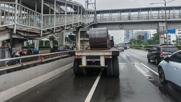 Truk mogok di KM 2+800 Tol Cawang arah Slipi, Rabu (31/12/2025) pagi.