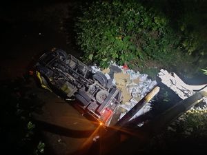 Tak Kuat Nanjak, Truk Muat Pakan 5 Ton Nyemplung Sungai di Karanganyar