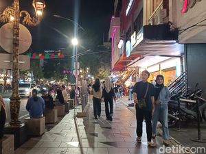 Video: Warga Padati Kawasan Tunjungan Surabaya di Malam Tahun Baru