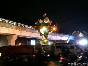 Warga Mulai Padati Sekitaran Jembatan Ampera, Kecewa Air Mancur Belum Kelar