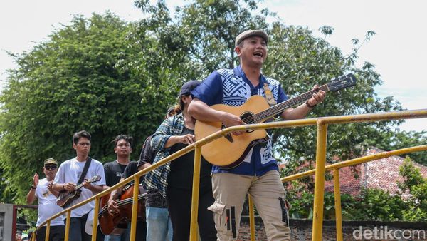 Alunan Kroncong Iringi Tradisi Rabo-rabo di Kampung Tugu