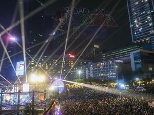 Atraksi Drone Warnai Malam Pergantian Tahun di Jantung Ibu Kota