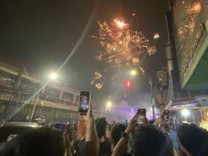 Ribuan Kembang Api Warnai Pergantian Tahun di Medan, Warga Padat