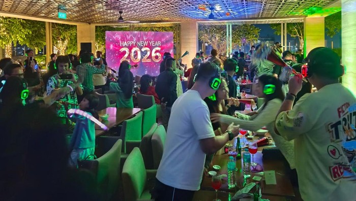 Malam Tahun Baru di Hotel Tentrem Semarang Berlangsung dengan Silent Disco 90an