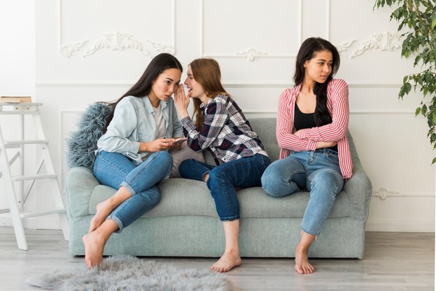 Kalimat gaslighting berfungsi mengaburkan validitas perasaan melalui narasi yang menekan. Emosi yang sah perlahan dianggap berlebihan dan tidak pantas. Akibatnya, individu dapat kehilangan keyakinan untuk mengekspresikan perasaan secara jujur.