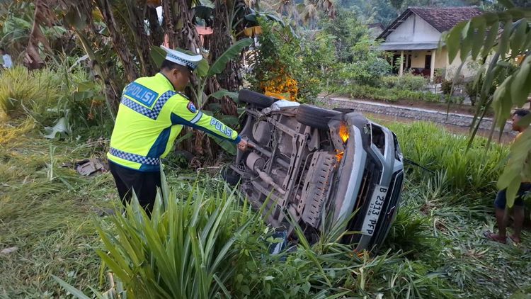 Tragedi Liburan Tahun Baru Jember: Mobil Tabrak Pohon, Tiga Nyawa Melayang