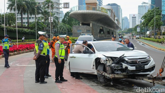 Mobil Tabrak Separator Busway di Bundaran HI