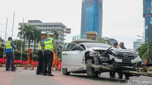 Mobil Tabrak Separator Busway di Bundaran HI