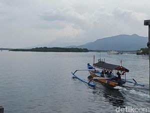 Libur Tahun Baru, Ribuan Wisatawan Padati Teluk Gilimanuk Bali
