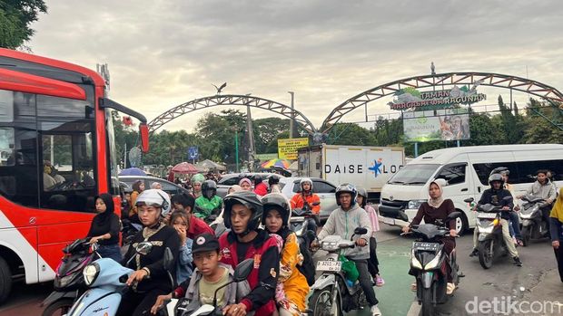 Der Verkehr rund um Ragunan war verstopft und die Besucher zerstreuten sich Der Verkehr rund um Ragunan war verstopft und die Besucher zerstreuten sich