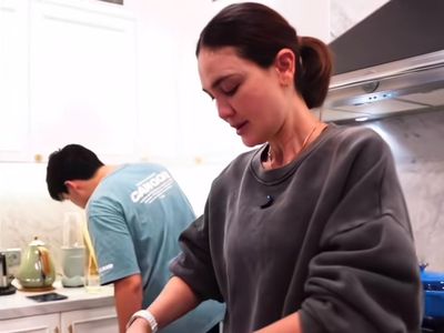 Ketika Luna Maya Jadi Asisten Maxime Bouttier Masak di Dapur