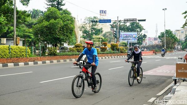 Margonda Raya Lengang di Awal 2026, Warga Manfaatkan Jalur untuk Bersepeda