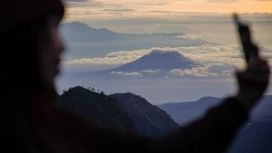Matahari Terbit Pertama 2026 Memikat Wisatawan di Gunung Bromo