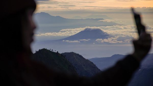 Matahari Terbit Pertama 2026 Memikat Wisatawan di Gunung Bromo
