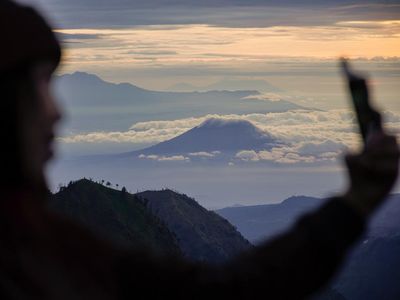 Matahari Terbit Pertama 2026 Memikat Wisatawan di Gunung Bromo