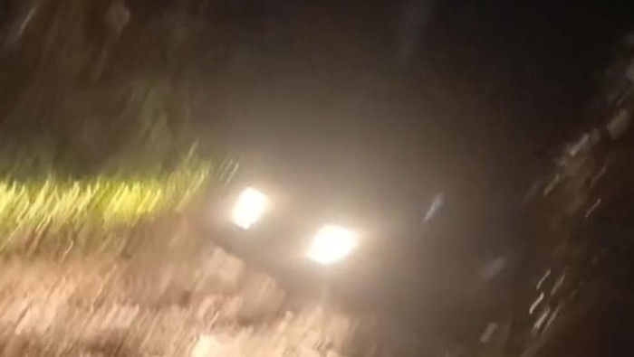 Kendaraan Wisatawan Selip Ban di Lumpur saat Trekking di Cisadon Bogor