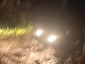 Kendaraan Wisatawan Selip Ban di Lumpur saat Trekking di Cisadon Bogor