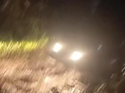 Kendaraan Wisatawan Selip Ban di Lumpur saat Trekking di Cisadon Bogor