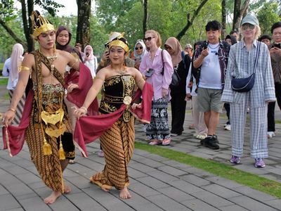 Borobudur Sambut Wisatawan Pertama Tahun 2026 dengan Tari Tradisional
