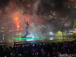 Plaza Kolam Makale Tana Toraja Dimeriahkan Kembang Api Tahun Baru