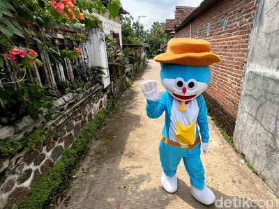 Potret  Haru di Balik Viralnya Badut Perempuan di Mojokerto