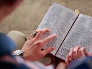 Renungan Harian Katolik 2 Januari 2026: Dia yang Tidak Kamu Kenal