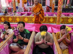 Ritual Berbaring di Peti Mati Sambut Tahun Baru di Thailand
