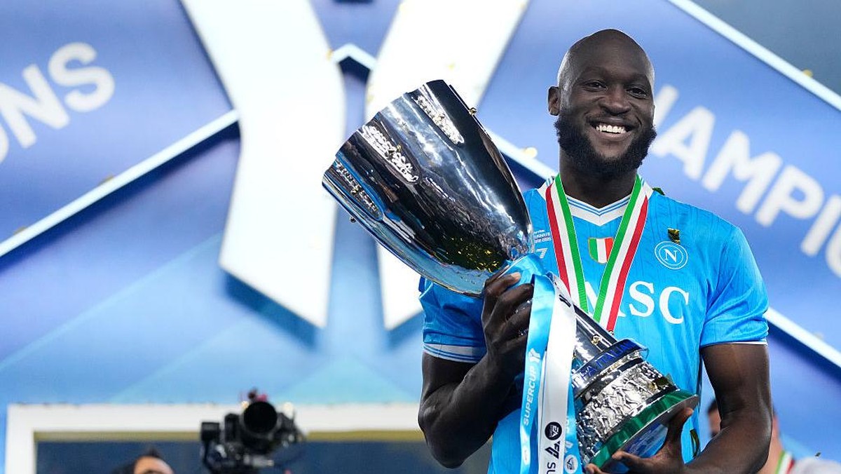 Romelu Lukaku saat merayakan gelar juara Piala Super Italia pada akhir Desember lalu. Foto: NurPhoto via Getty Images/NurPhoto