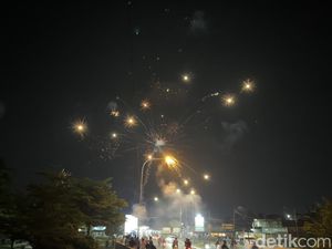 Puluhan Warga Padati Jembatan Musi IV Rayakan Tahun Baru 2026