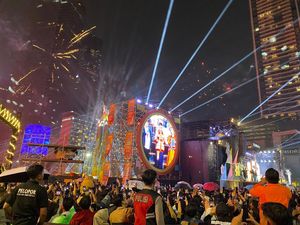 Antusiasnya Warga Sambut Tahun Baru 2026 di Bundaran HI