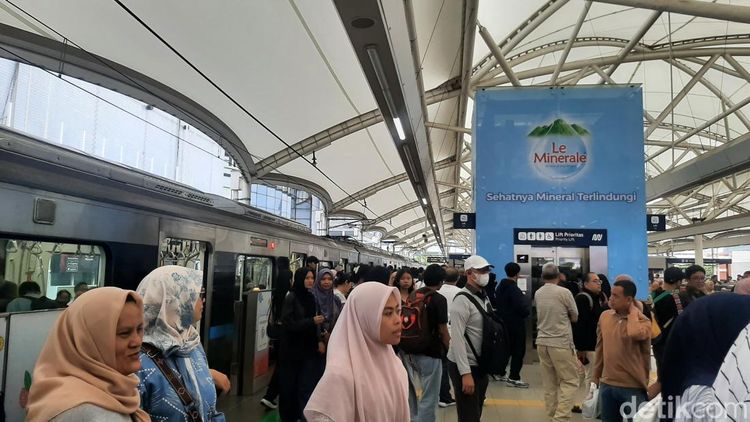 MRT Blok M Dibanjiri Pengunjung Selama Libur Awal Tahun