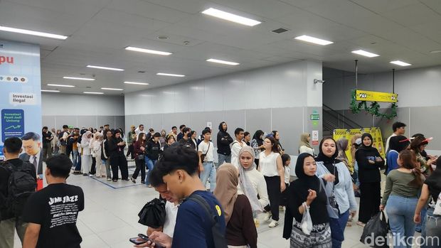 Nach den Silvesterfeierlichkeiten im HI-Kreisverkehr im Zentrum von Jakarta ist die Atmosphäre an der MRT-Station HI voller Anwohner. (Adrial/detikcom)