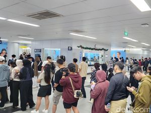 Malam Pergantian Tahun Usai, Stasiun MRT HI Dipadati Penumpang Saat Dini Hari
