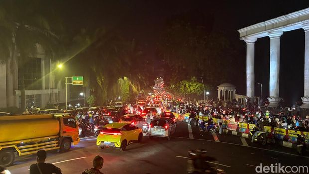 Die Bewohner genießen Silvester am Kujang-Denkmal in der Stadt Bogor Die Bewohner genießen Silvester am Kujang-Denkmal in der Stadt Bogor. (Sholihin/detikcom)