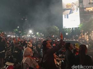 Suasana Tugu Kujang Bogor Dipadati Warga Saat Malam Tahun Baru 2026