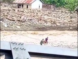 Viral Aksi TNI Selamatkan Warga Jatuh ke Sungai dari Tali Sling di Aceh Tengah