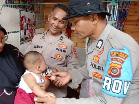 Das Polizeiteam legte am Mittwoch (31.12.2025) in Zentral-Aceh 14 Stunden lang extremes Gelände von bis zu 54 km zurück, um den Zustand eines Babys zu bestätigen, das Berichten zufolge an einer Hautkrankheit litt und keine medizinische Hilfe erhalten hatte.