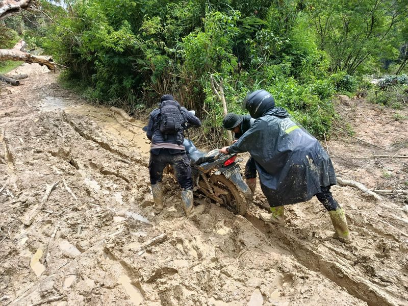 Das Polizeiteam legte am Mittwoch (31.12.2025) in Zentral-Aceh 14 Stunden lang extremes Gelände von bis zu 54 km zurück, um den Zustand eines Babys zu bestätigen, das Berichten zufolge an einer Hautkrankheit litt und keine medizinische Hilfe erhalten hatte.