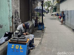 Ketika Sepatu Tak Lagi Baru, Tukang Sol Tetap Setia Menunggu