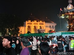 Jembatan Ampera Ditutup, Warga Euforia Rayakan Tahun Baru