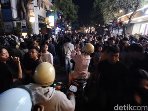 Tangisan di Jalan Braga yang Sesak Saat Malam Tahun Baru