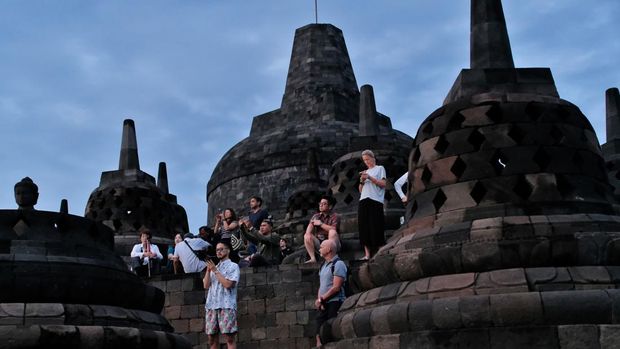 Wisatawan menyaksikan matahari terbit saat wisata Sunrise Borobudur di Taman Wisata Borobudur, Magelang, Jawa Tengah, Kamis (1/1/2026). Seratusan wisatawan lokal maupun mancanagera berkesempatan menyaksikan matahari terbit awal tahun 2026 dari Candi Borobudur.  ANTARA FOTO/Anis Efizudin