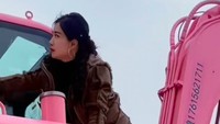 Viral Wanita Jadi Operator Ekskavator, Dihias Motif Hello Kitty Biar 'Girlie'