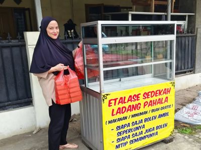 Pose Andhara Early Makan Bareng Sahabat hingga Bikin Etalase Pahala
