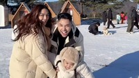 Liburan Virtual... 5 Selebritas Ini Jalan-jalan Akhir Tahun ke Tempat Bersalju