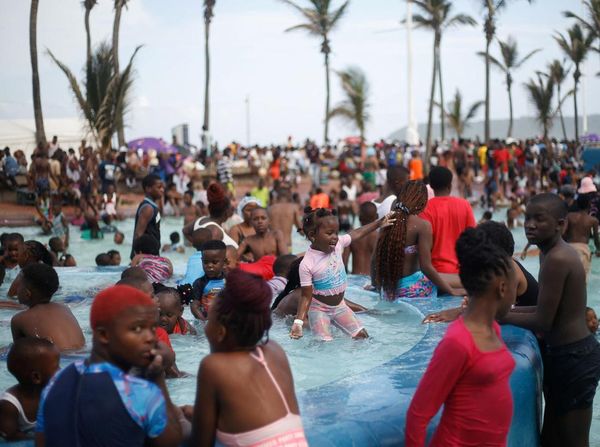 Awal Tahun di Tepi Laut, Pantai Durban Dipadati Pengunjung
